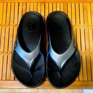 🏃‍♀️🩶OOFOS Metallic Silver Gray & Black Soles Recovery Sandals Sz W-6 EU37